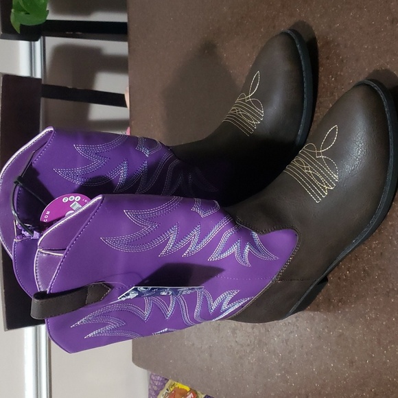 Embroidered Western Mid-Calf Pointed-Toe Cowgirl Boots. Size 6. - Picture 1 of 5